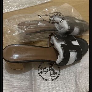 NWT HERMES black sandals/shoes Sz. 39